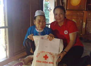 Bà Đinh Thị Đào (Chủ tịch Hội CTĐ tỉnh ) trao quà tri ân cho bà Bùi Thị Mảnh - mẹ liệt sỹ Bùi Văn Rạn, tại xã Tân Phong, huyện Cao Phong.